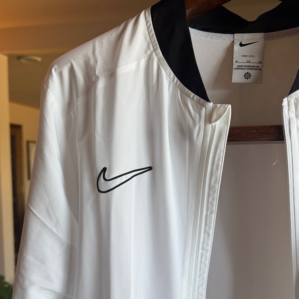 Nike Men's White and Black Windbreaker - Picture 3 of 8